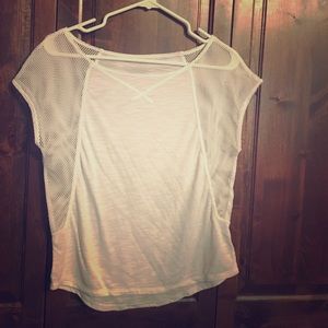 Light mesh-sleeved workout shirt