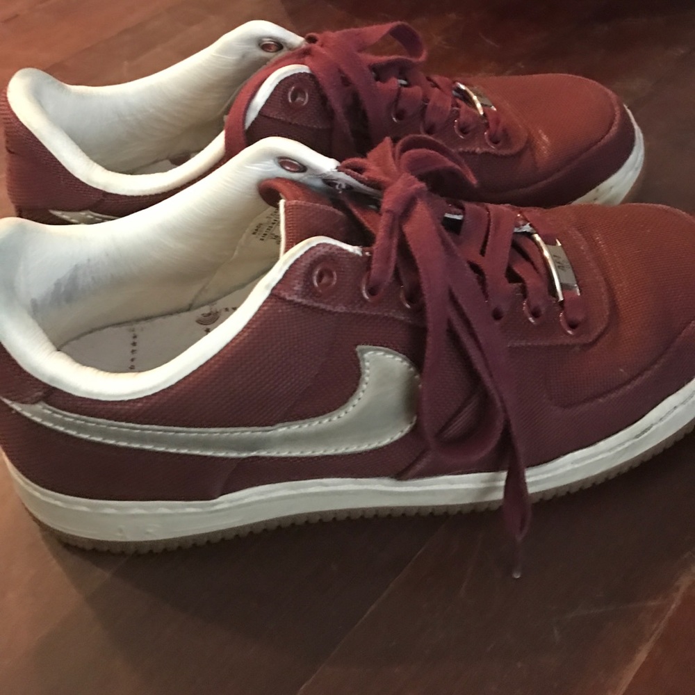 Men's low top nike sneakers