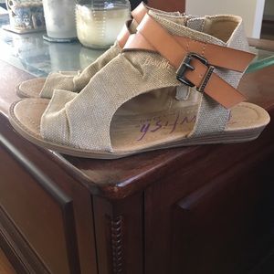 Summer sandals with faux leather strap detail