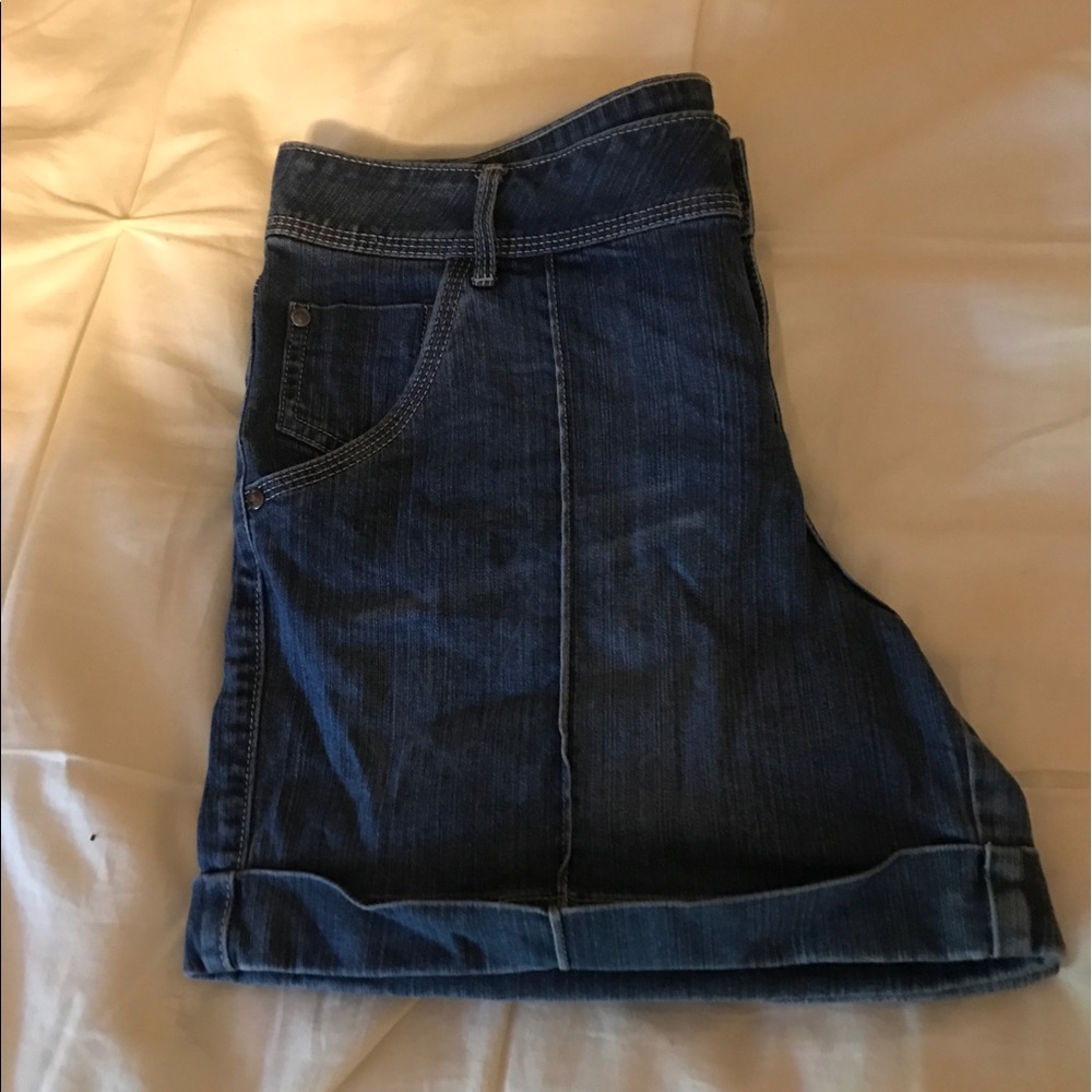 Cuffed denim shorts