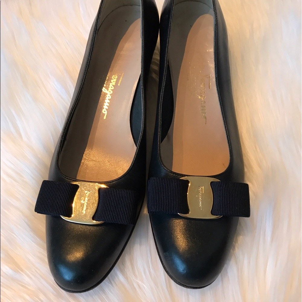 Ferragamo classic navy flats with a bow