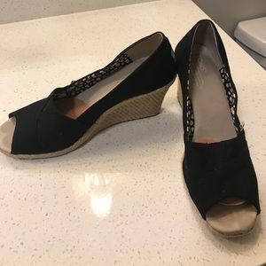 TOMS black summer wedges
