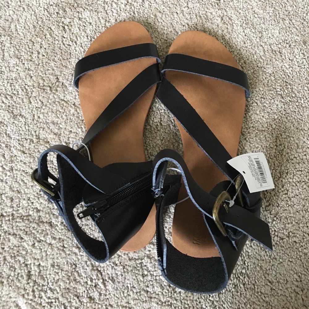 Black Mossimo sandals.