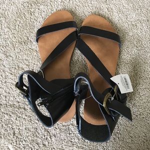 Black Mossimo sandals.