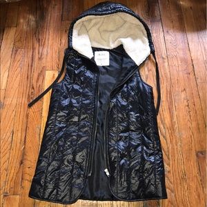Insulating vest with faux fur liked hood
