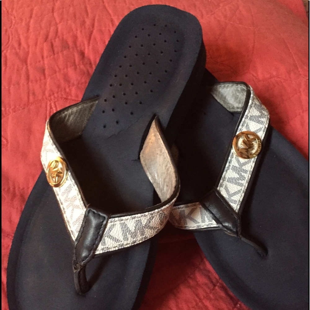 ❌❌SOLD ❌❌💯 Authentic MK flip flops , super comfy