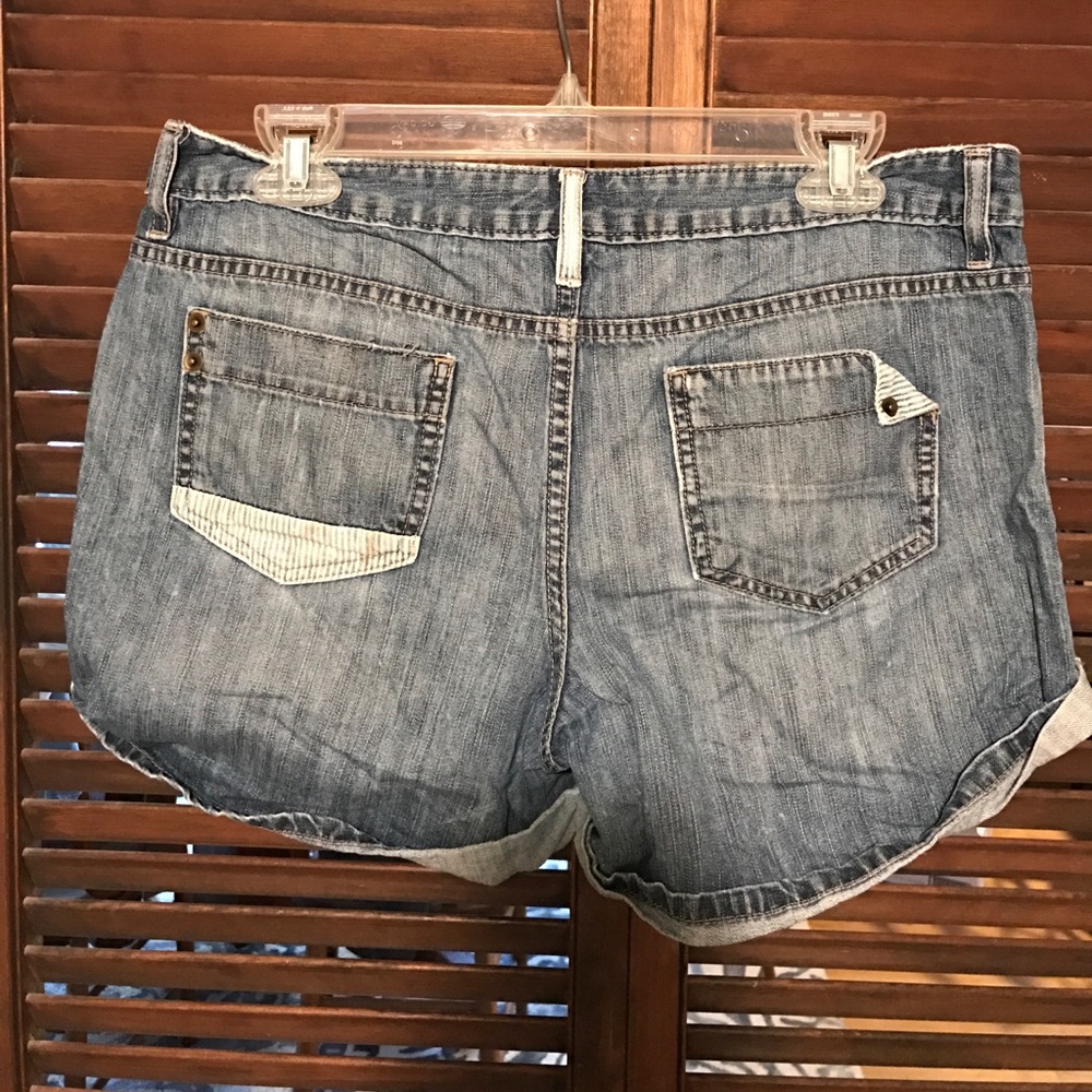 Beachy Jean Shorts - Picture 2 of 2