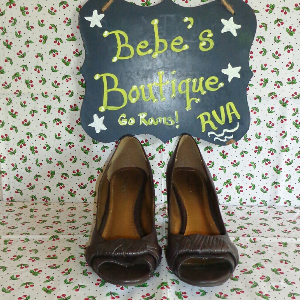 💚 Dressbarn EUC Brown Peep toe heels size 11 M