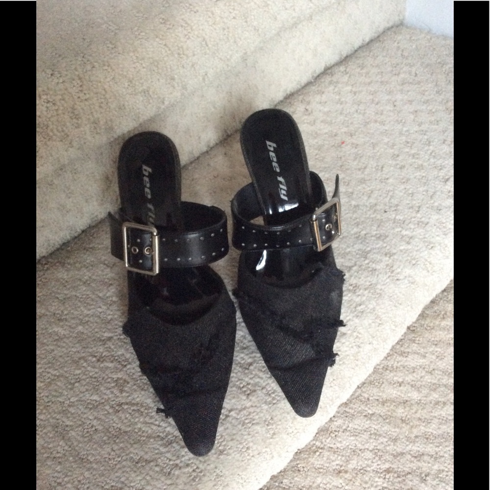 Pointed toe pumps