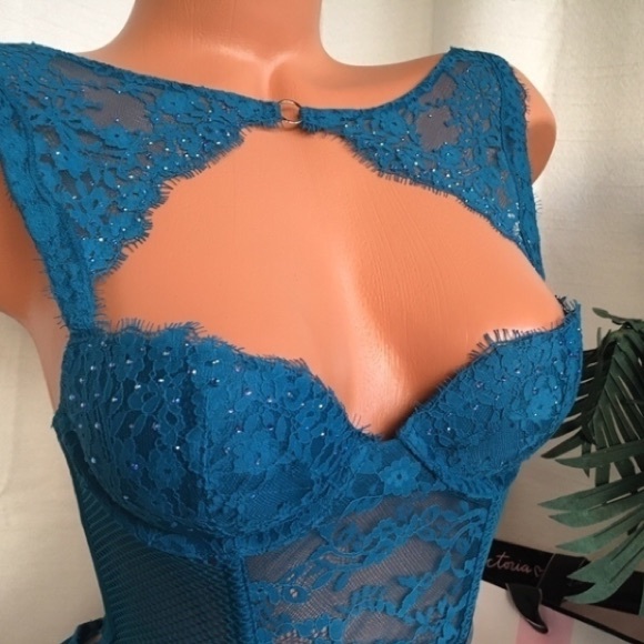 NWT VS RARE GORGEOUS GARTER SLIP # SWAROVSKI 32b - Picture 3 of 4