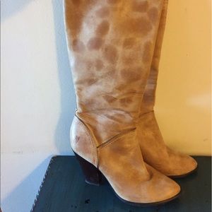 Size 7.5 Frye cream stacked heel boots