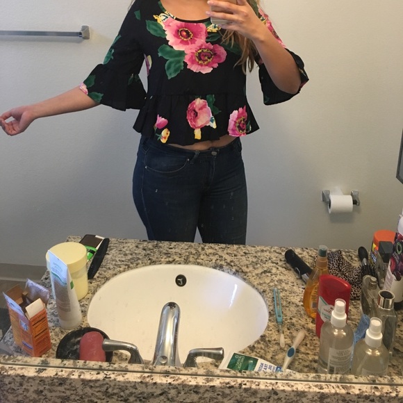 ONLY 1 LEFT! Crop top ✔️ - Picture 4 of 7