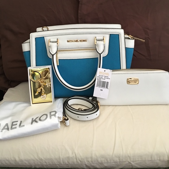 Michael Kors Handbags - Accepting offers 💥MICHAEL KORS 4 ITEMS SET