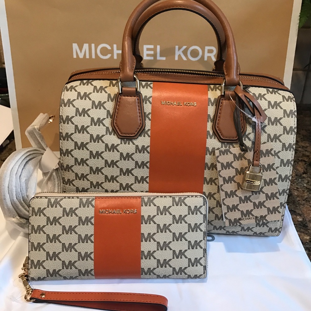 🚫SOLD🚫 Michael Kors Mercer Medium Duffle - Picture 1 of 4