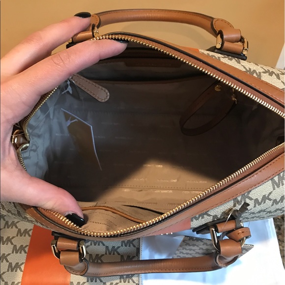🚫SOLD🚫 Michael Kors Mercer Medium Duffle - Picture 2 of 4