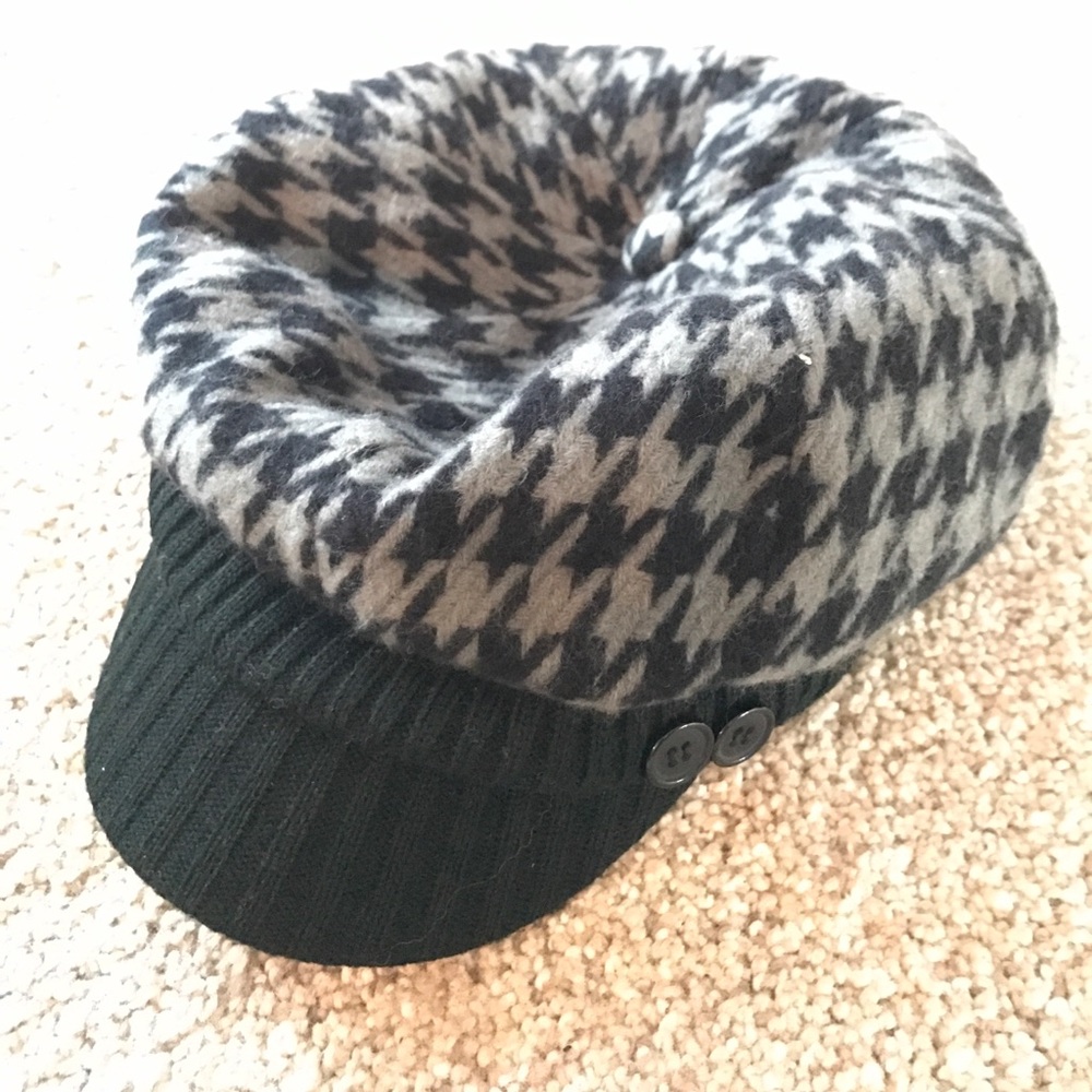ALDO on-trend grey/black houndstooth newsboy hat