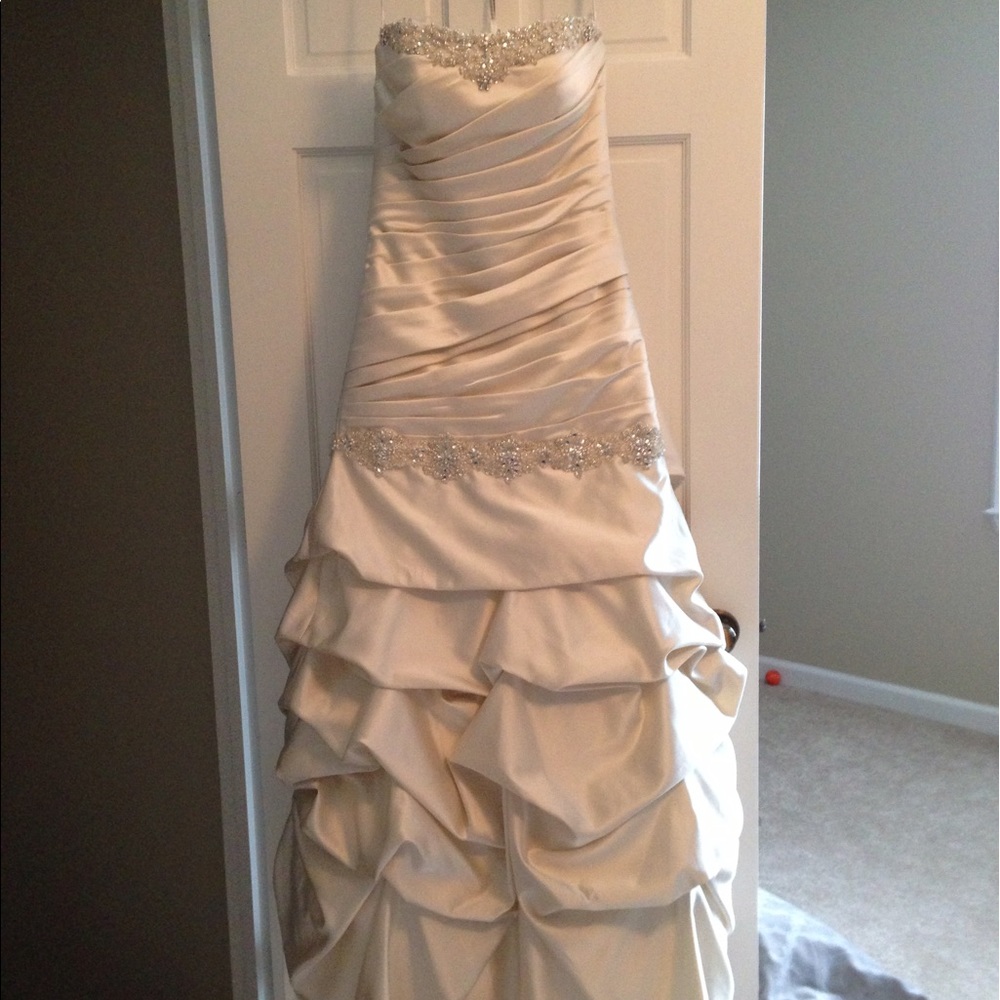 Essence of Australia Wedding Gown - Size 8