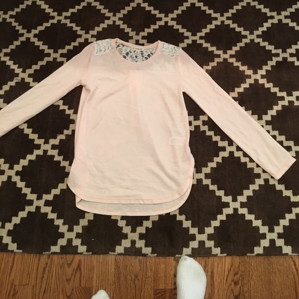 New long sleeve shirt with lace by the shoulders