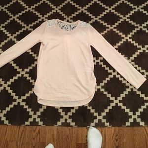 New long sleeve shirt with lace by the shoulders