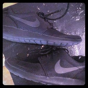 Nike black/black roshes