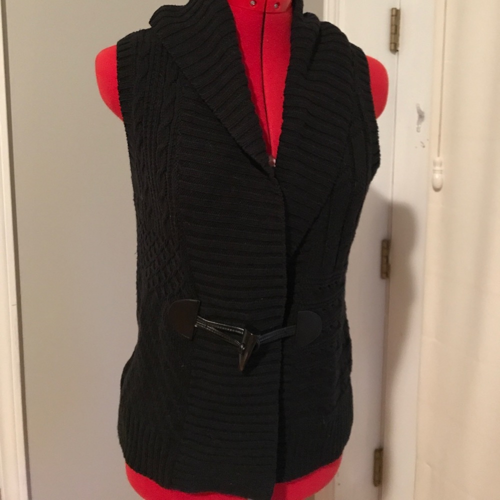 Sweater Vest with Leather details and horn closure