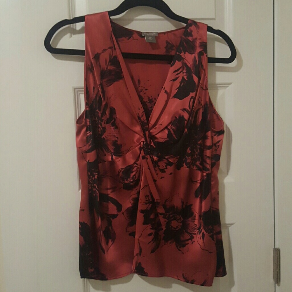 Sleeveless silk blouse with floral detail