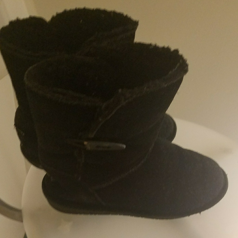 Black fluffy boots