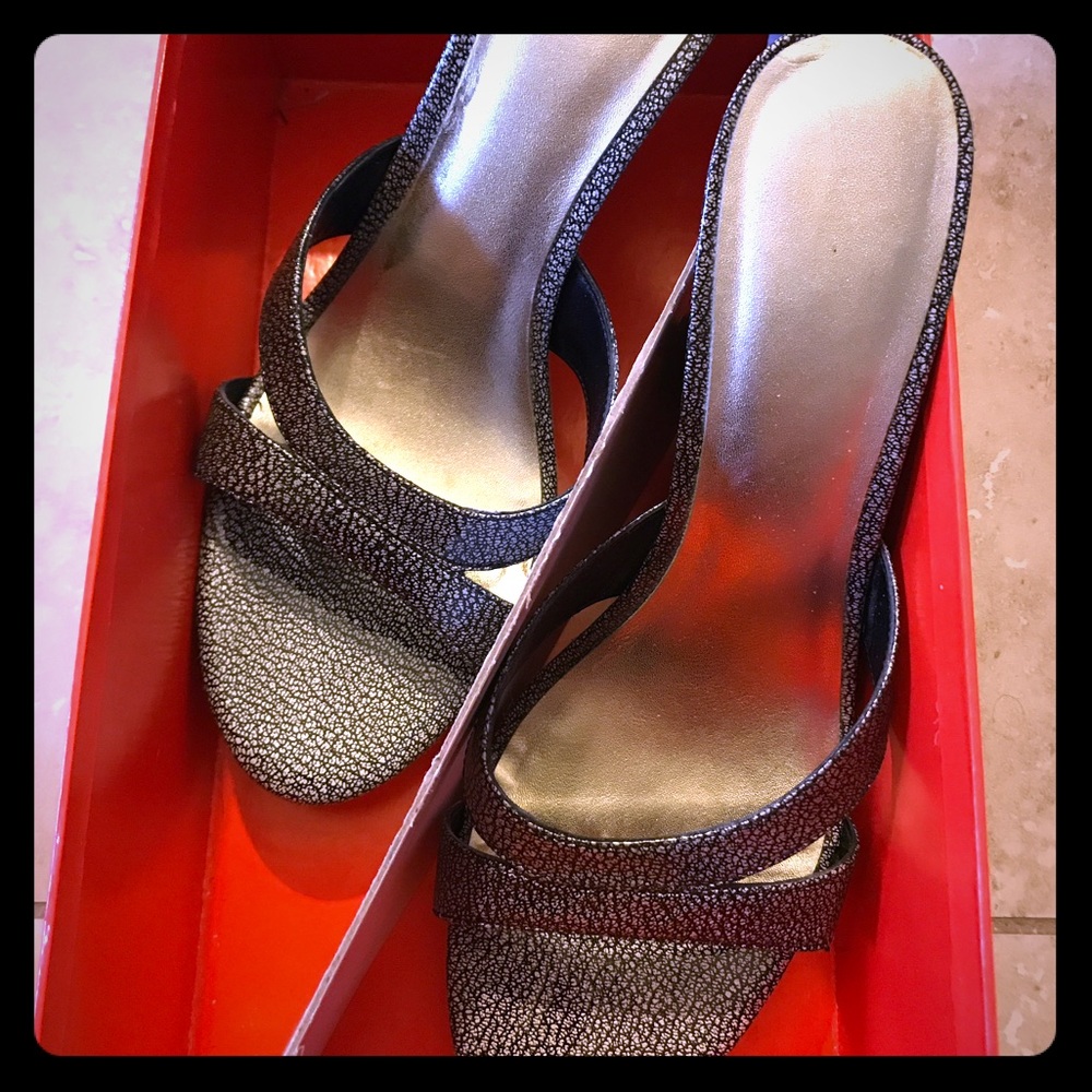 Charles David black and grey patent wedges
