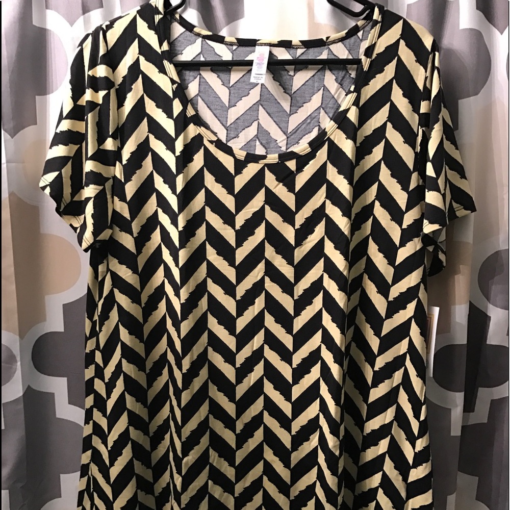 🖤 BNWT Lularoe Chevron Classic Tee 🖤