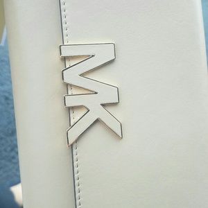 Meet your Posher, Cinthia