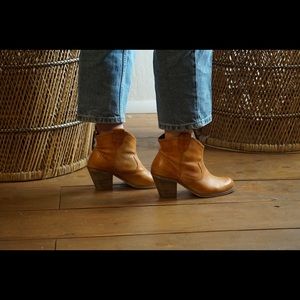 Cowboy inspired tan heeled bootie