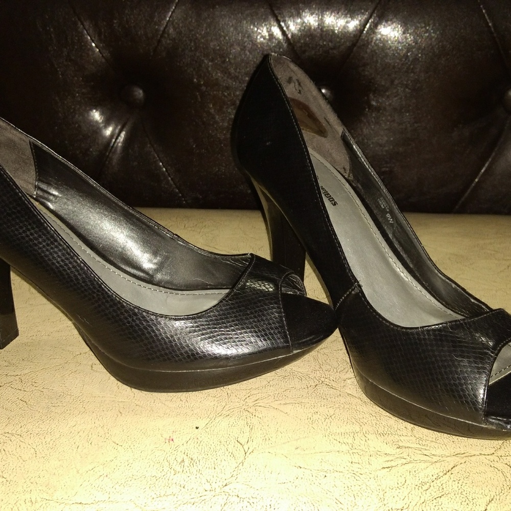 💲SOLD💲Fergalicious peep toe black heels