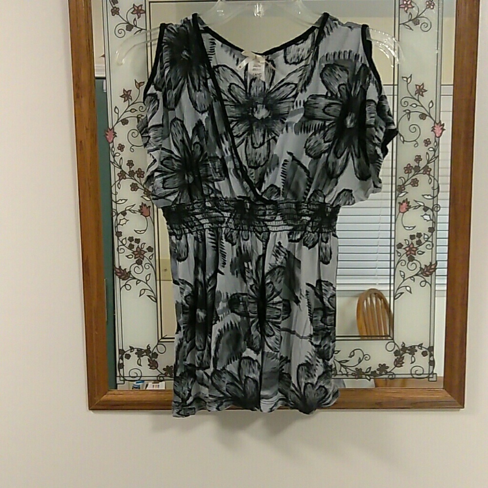 Women's/Juniors lightweight top cinched waistline