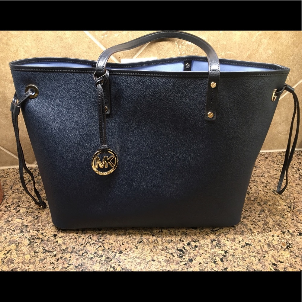 Navy rev large Michael Kors bag  and match pouch