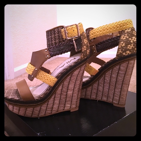 Shoes - Picture 3 of 4