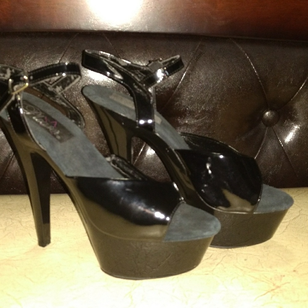 *SOLD*Black "dancing" heels