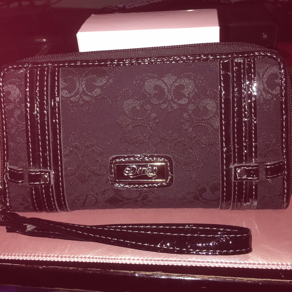 Dereon wristlet!