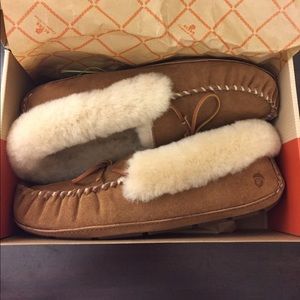 NWT Acorn Sheepskin Moccasin Size 11