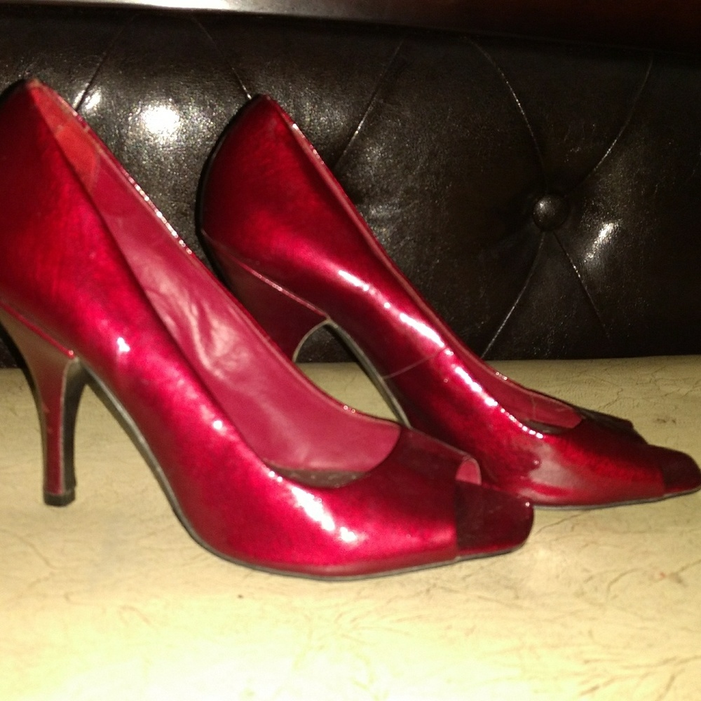 💲SOLD💲BCBG gorgeous peep toe heels