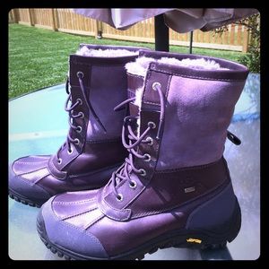 Uggs 3/4  boots. Keeps cold out warm and comfort.