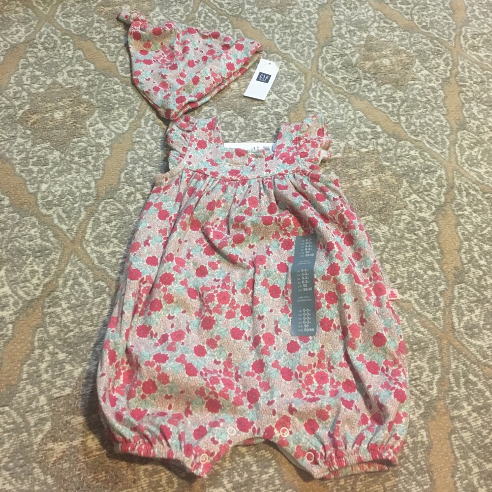 NWT GAP Bubble Romper with Matching Cap, 0-3 month