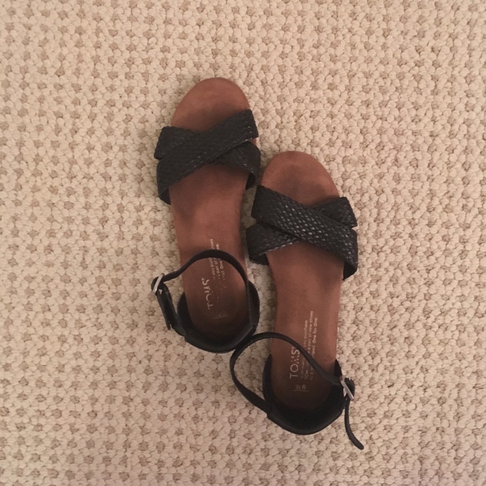 TOMS size 6 black suede sandals