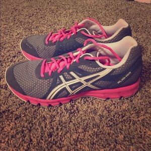 Hardly worn, incredibly comfortable and cute Asics