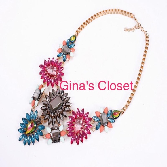 Clear Crystal Rhinestone Chunky Bib Flower Choker - Picture 4 of 4