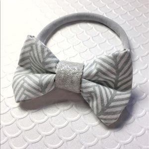 Arrow grey bow w/ light tan nylon band