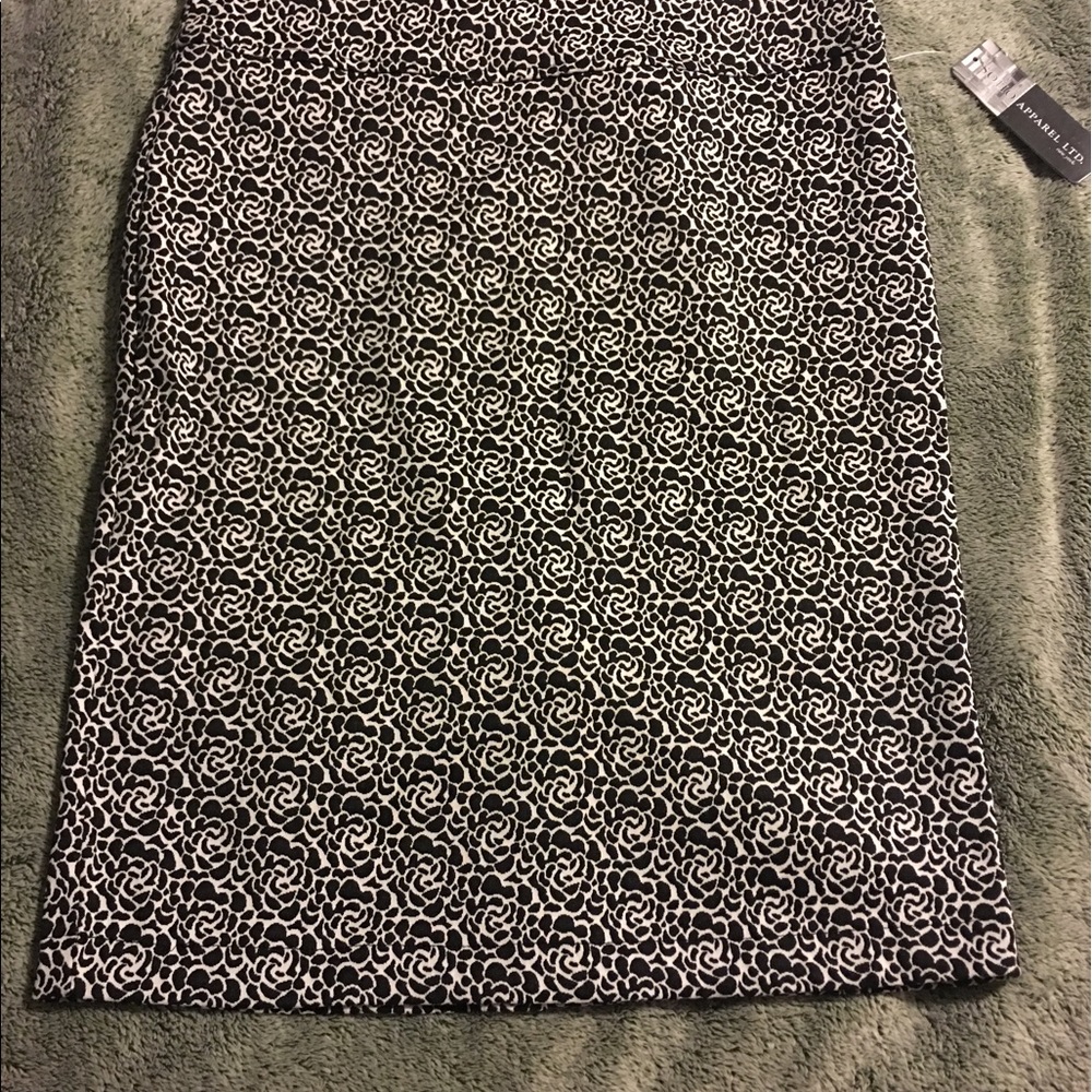 Rosette pattern pencil skirt