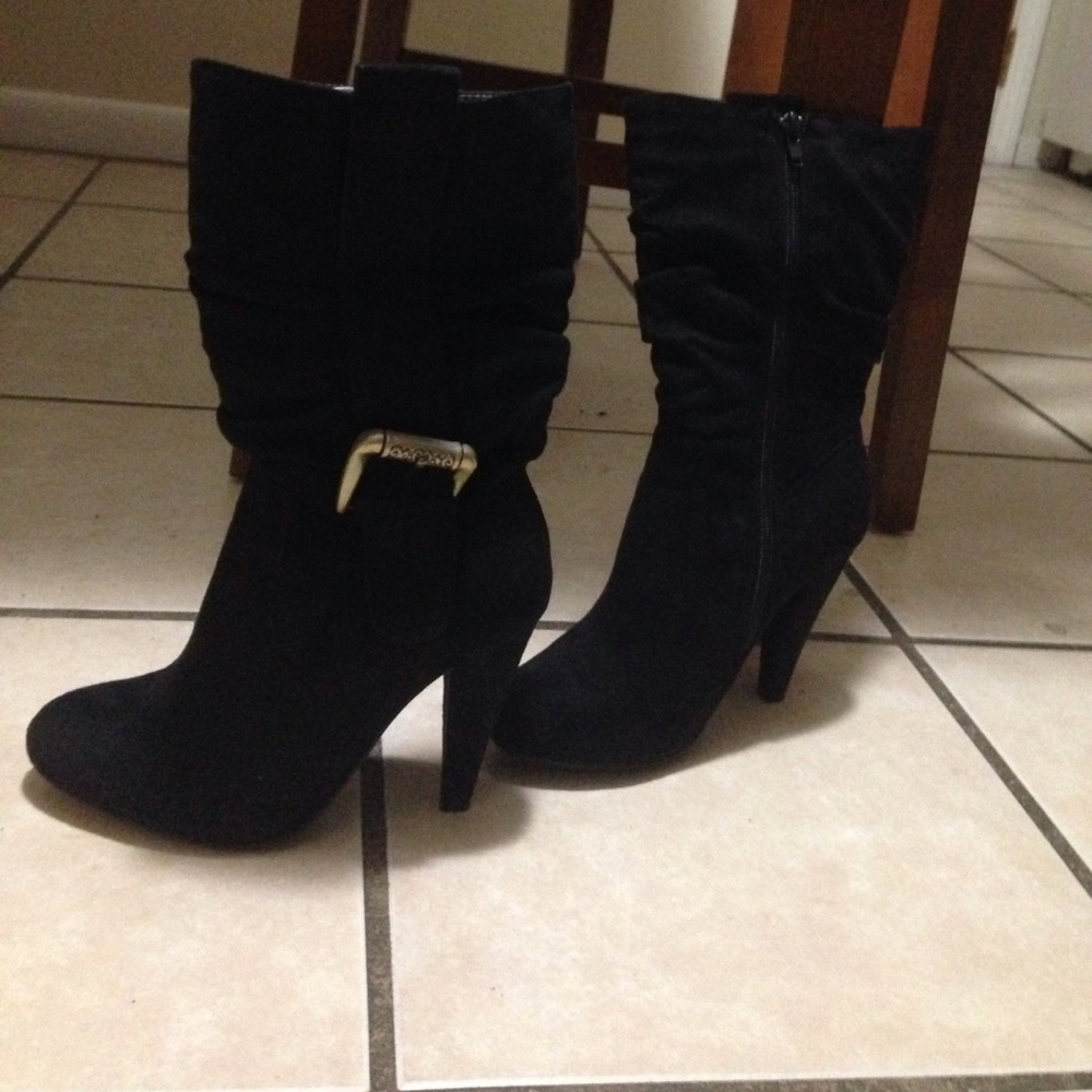 Black heeled boots