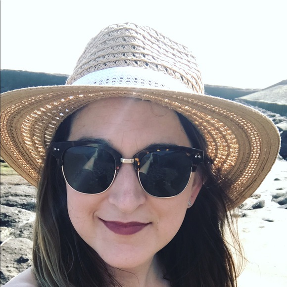 Meet your Posher, Stacy - Picture 2 of 3