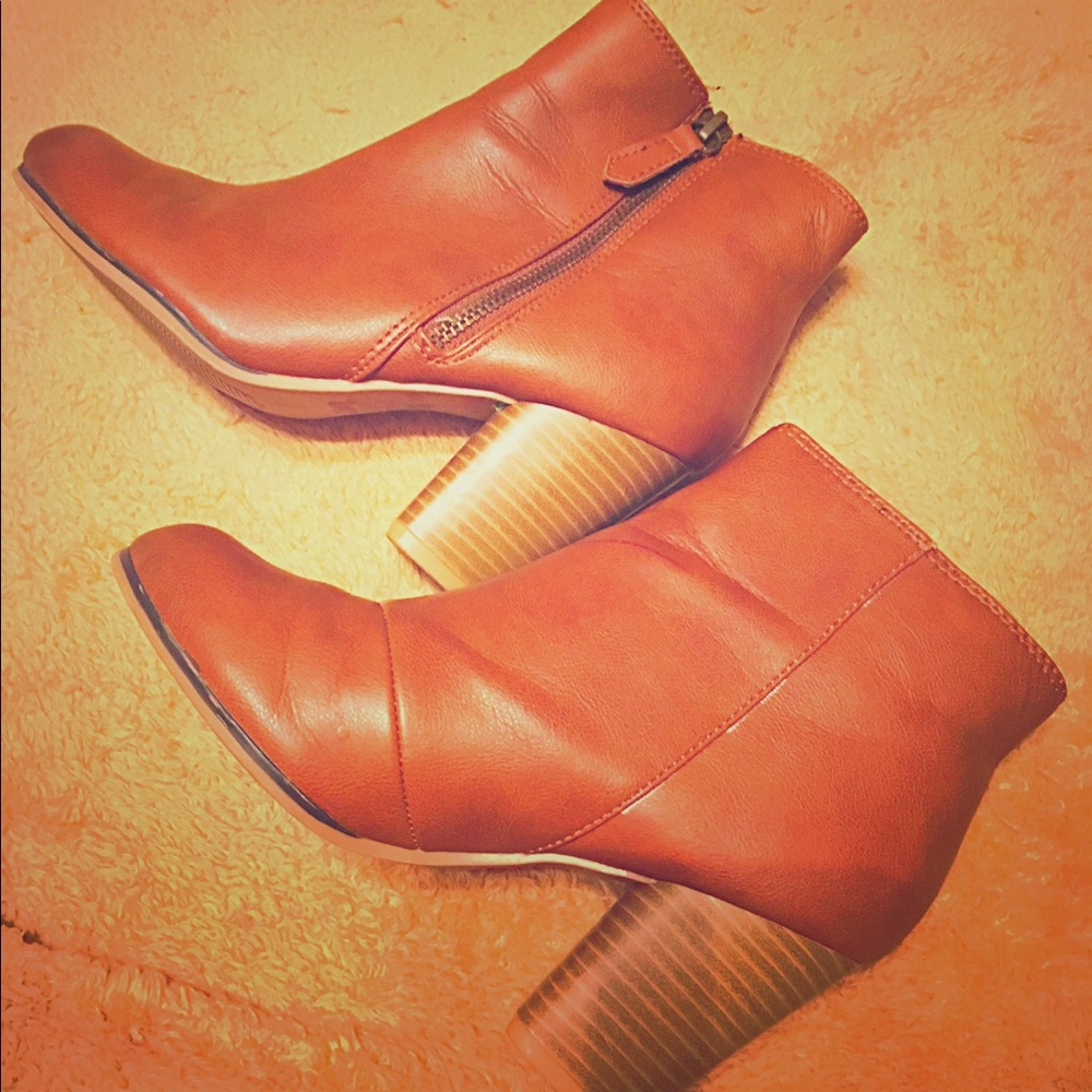 Super cute faux leather Qupid booties!