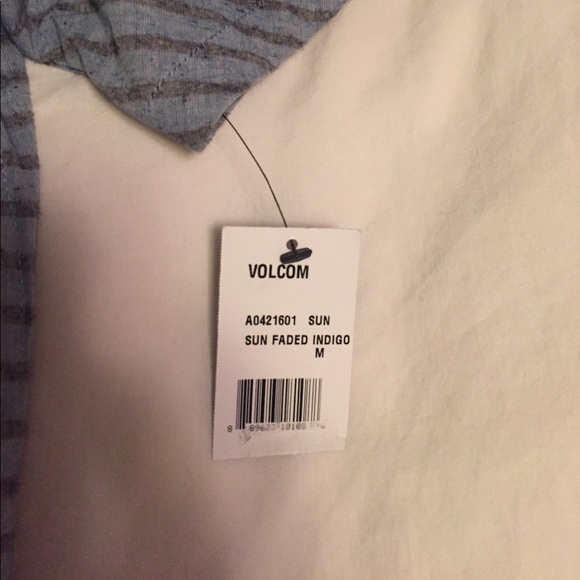 BRAND NEW VOLCOM BUTTON UP - Picture 2 of 3